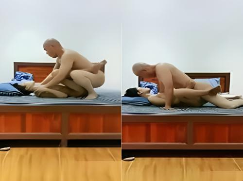 El primer chico se burló de la chica y quiso desplomarse en la cama.
